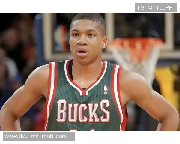 字母哥身穿43号球衣训练双臂肌肉线条惊艳全场引发热议 字母哥身穿43号球衣训练双臂肌肉线条惊艳全场引发热议